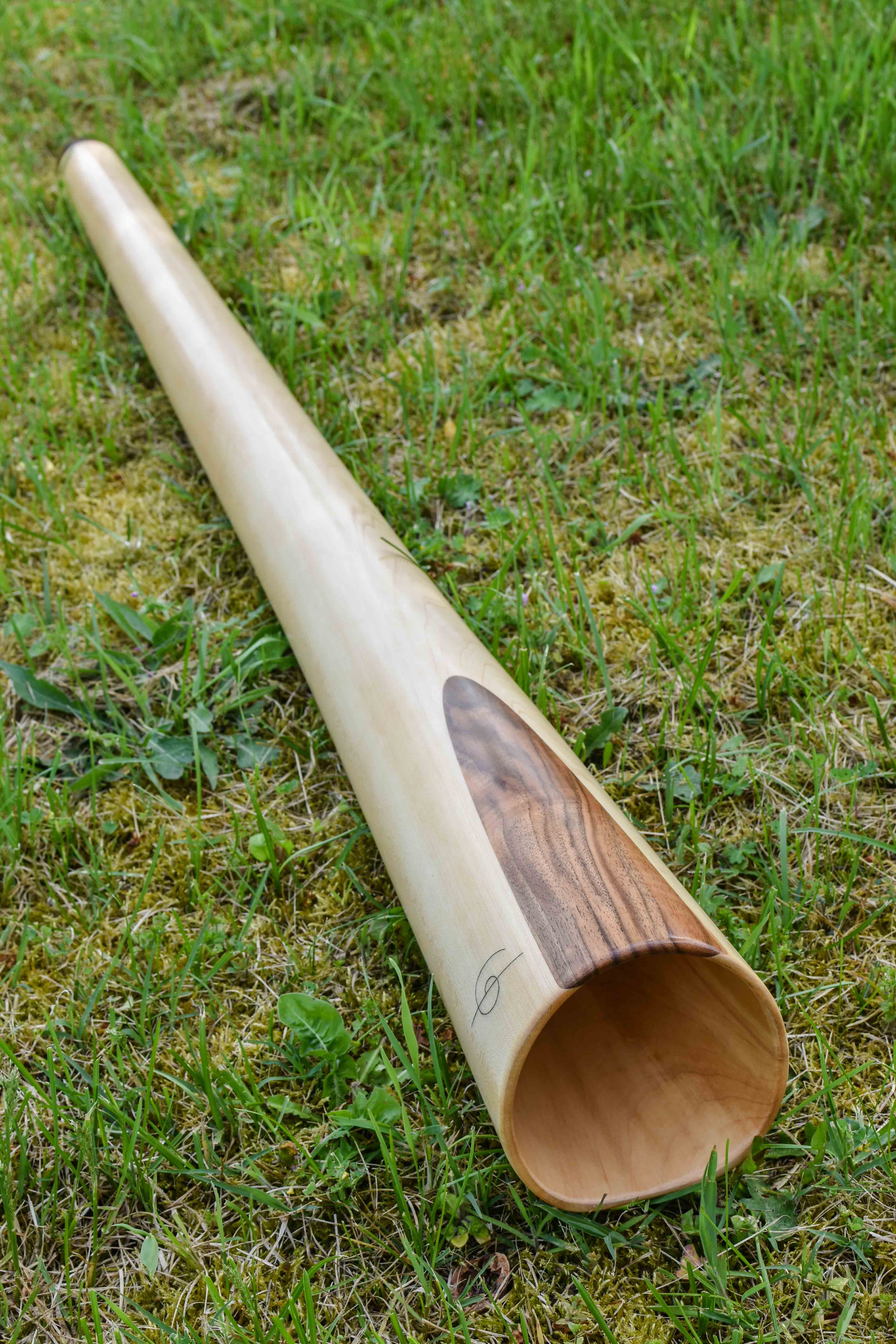 Didgeridoo sur mesure, en Mi, tout droit, fabriqué en bois d'érable avec du noyer à la cloche
